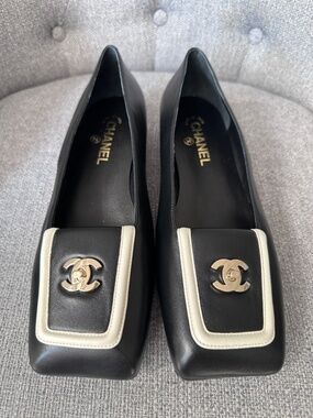 CHANEL BLAZY BLACK SQUARE TOE LEATHER FLATS WITH GOLD TURN LOCK CC LOGO size 41C